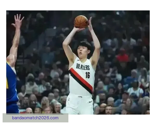 杨瀚森6分4篮板遭恶意抱摔裁判判罚引球迷狂嘘