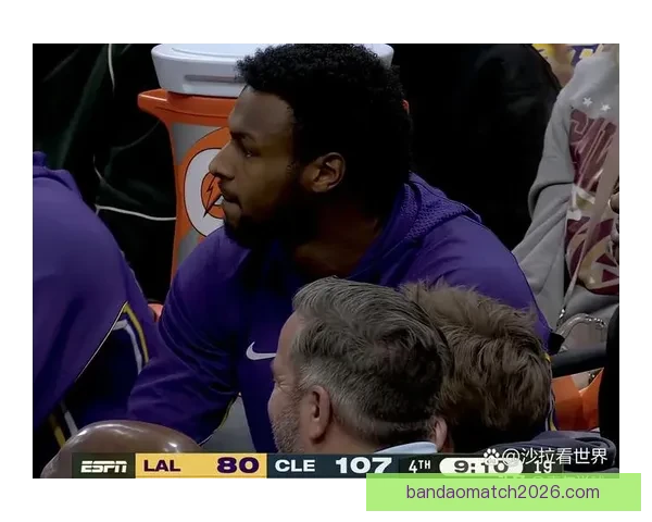 湖人提前缴械遭球迷痛批 勒布朗末节面无表情彻底失望