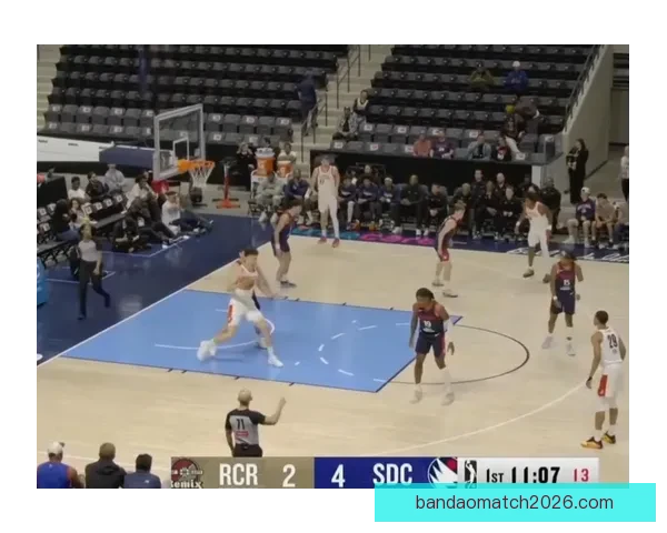 杨瀚森6分4篮板遭恶意抱摔裁判判罚引球迷狂嘘